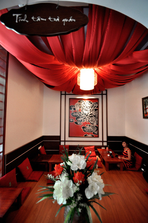 Trà hoa ở đây được lấy từ trên 10 loại hoa khác nhau như hoa hồng, hoa cúc, hoa lan… trông rất hấp dẫn. Sau những giờ làm việc vất vả, được đắm mình trong cái thanh bình, tĩnh lặng của Tâm Trà Quán thực sự là một cách thư giãn tuyệt vời cho những ai muốn hướng về nguồn cội. Ảnh: zing