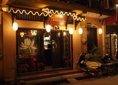 Tâm Trà Quán nằm ngay trên con phố chính của Hà Nội - Phan Chu Trinh, con phố tuy lớn nhưng lại khá yên tĩnh. Tâm trà quán có lối thiết kế và trang trí mang hơi thở của văn hóa Việt rất rõ. Màu sắc chủ đạo là màu nâu trầm. Từ bàn ghế, các vật dụng trong quán đến bộ quần áo cánh của nhân viên… đều gợi cho bạn nhớ đến những ngôi chùa bé nhỏ giản dị của làng quê Việt Nam. Ảnh: vns360