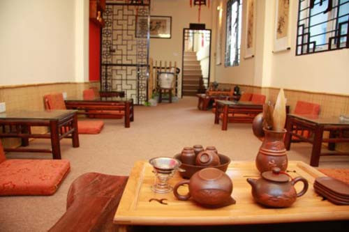 Mỗi quán trà đạo ngon ở Hà Nội đều có một phong cách riêng nhưng điểm chung dễ thấy là thiết kế theo kiểu ngồi bệt, trang trí bằng những gam màu trầm với thư pháp và các đồ vật bằng tre, gỗ, mở nhạc không lời hoặc nhạc Trịnh Công Sơn. Ảnh: tinmoi