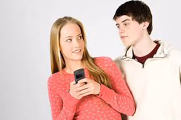 Không kiểm soát người ấy. Không cần phải kiểm tra email, tin nhắn, cuộc gọi mà vẫn tin tưởng hoàn toàn tuyệt đối có nghĩa là bạn đang ở trong một mối quan hệ đúng. Vì bạn biết rằng, người đó nhất định sẽ không làm tổn thương bạn.