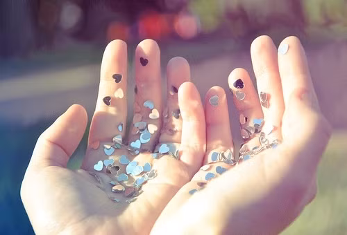 Cảm thấy dễ chịu khi hôn nhau. Với nụ hôn đầu tiên, nó diễn ra khá bối rối và kỳ cục, chuyện này là hết sức bình thường. Nhưng nếu những nụ hôn sau đó bạn đều cảm thấy dễ chịu, rất có thể bạn đã hôn được đúng chàng trai phù hợp với bạn rồi.