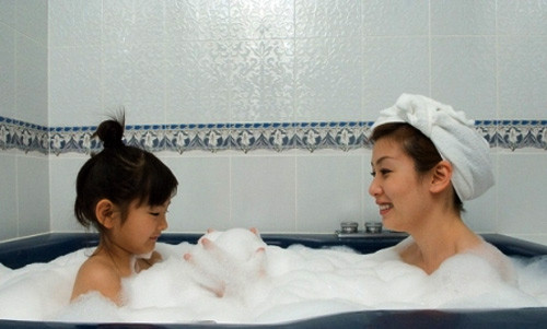  Nếu trước đây con bạn hay tắm theo cách xối nước từ trên xuống, vậy từ bây giờ hãy xối nước từ dưới lên để làm tăng kích thước cho ngực. Có nhiều công trình khoa học nghiên cứu đã chỉ ra rằng tắm bằng vòi hoa sen sẽ giúp nâng kích thước vòng 1 của các chị em. 