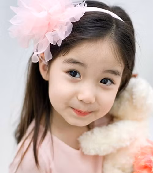 Ngoài chế độ ăn uống đầy đủ, các mẹ cần kiên trì để lớn lên con có một bộ tóc suôn, mềm mại. Mỗi khi gội đầu cho con, trước khi xả tóc các mẹ cho một ít dầu dừa xoa bóp nhẹ lên tóc con rồi mới xả. Sử dụng cách này đều đặn hàng tuần không những tóc bóng mượt, thẳng tắp mà còn dày dặn, khỏe mạnh và không bị rụng tóc.