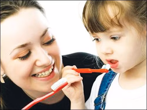 Chăm sóc từ cái răng đầu tiên. Độ duyên dáng ở con gái được thể hiện nhiều qua cái miệng xinh, đôi môi quyến rũ và hàm răng trắng đều. Cha mẹ có thể giúp cho trẻ giữ răng chắc và khỏe bằng cách tập cho trẻ ý thức giữ gìn vệ sinh ngay từ những chiếc răng đầu tiên. Vì nếu không biết chăm sóc và vệ sinh răng miệng cho con trẻ đúng phương pháp có thể dẫn tới những hậu quả như: răng mọc khểnh, răng hô, răng mọc lệch, viêm nướu và đặc biệt là sâu răng...