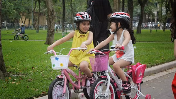 Việt phát triển chiều cao và chiều dài chân của trẻ còn phụ thuộc nhiều yếu tố như di truyền, dinh dưỡng… nhưng nếu bố mẹ kết hợp cho bé tập những môn thể thao như bơi, đạp xe, chạy bộ… giúp phần củng cố thêm phát triển chiều cao của trẻ và làm chân dài hơn. 