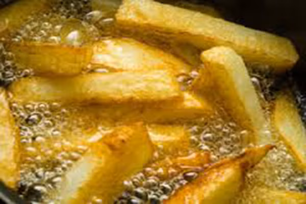 Khi nấu ăn, các mẹ phải canh nhiệt độ phù hợp. Khoai tây chiên chỉ nên có màu vàng nhạt và bánh mì cũng nên được nướng với màu sắc nhẹ vừa phải.