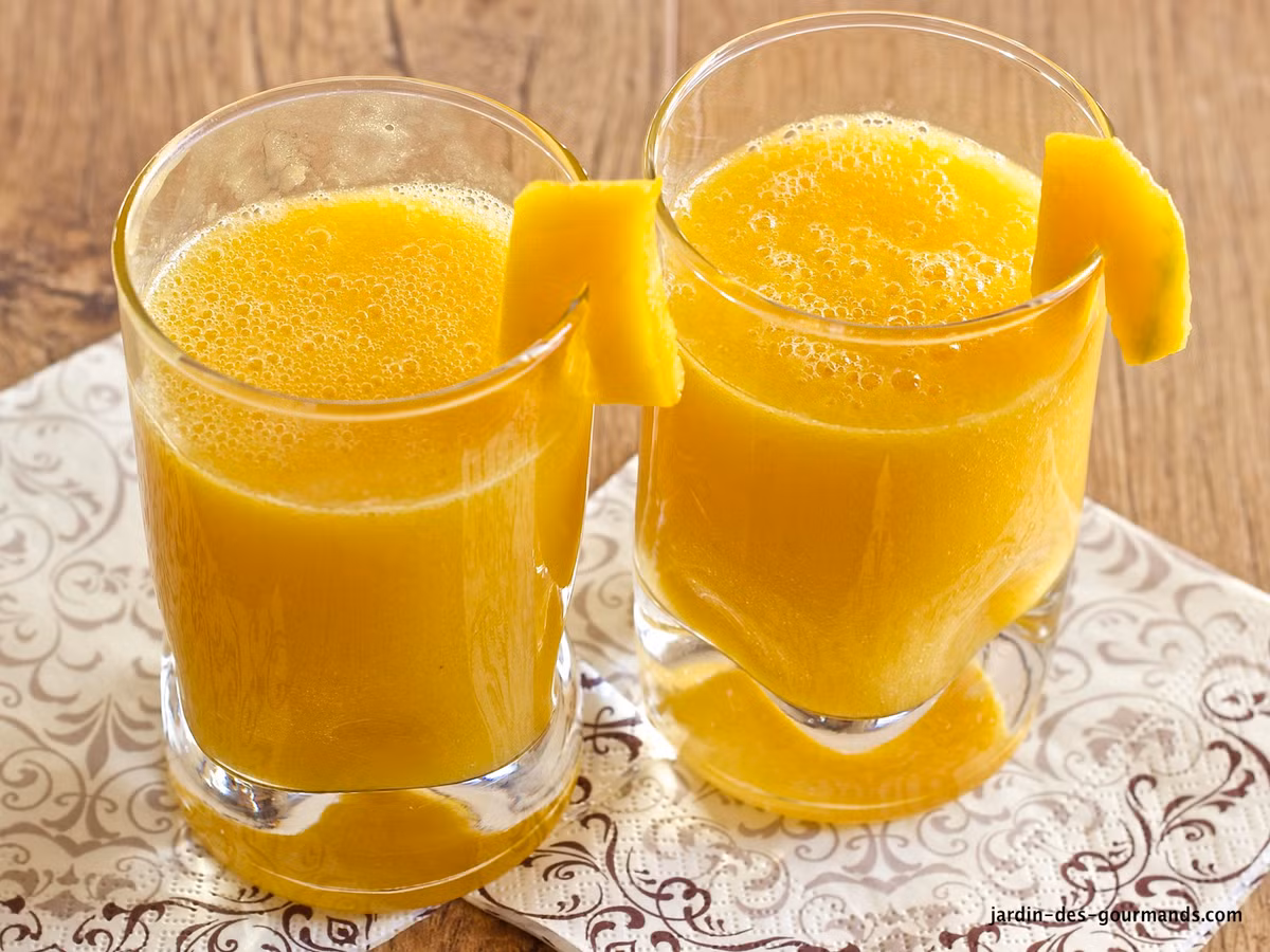 Da trắng hồng với sinh tố xoài + bưởi + sữa chua. Xoài chứa nhiều vitamin A kết hợp với sinh tố C của bưởi sẽ là thức uống lý tưởng cho sắc đẹp. Xoài chín bỏ vỏ, bỏ hột cho vào máy xay sinh tố cùng bưởi đã tách múi. Bạn có thể cho thêm mật ong, chanh và sữa chua vào xay cùng hai loại trái cây này.