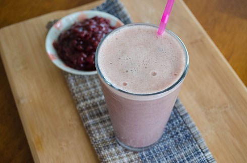 Ngăn ngừa lão hóa da với sinh tố đậu đỏ + cam. Loại sinh tố này chứa chất đạm, vitamin B1, B2, rất hiệu quả với chứng thiếu máu, phù thũng, làm đẹp tóc và làn da, phòng ngừa lão hóa. Cách làm: đậu đỏ nấu chín, để nguội. Cam gọt bỏ vỏ ngoài và vỏ lụa, xay cùng đậu đỏ và sữa tươi, mật ong. 