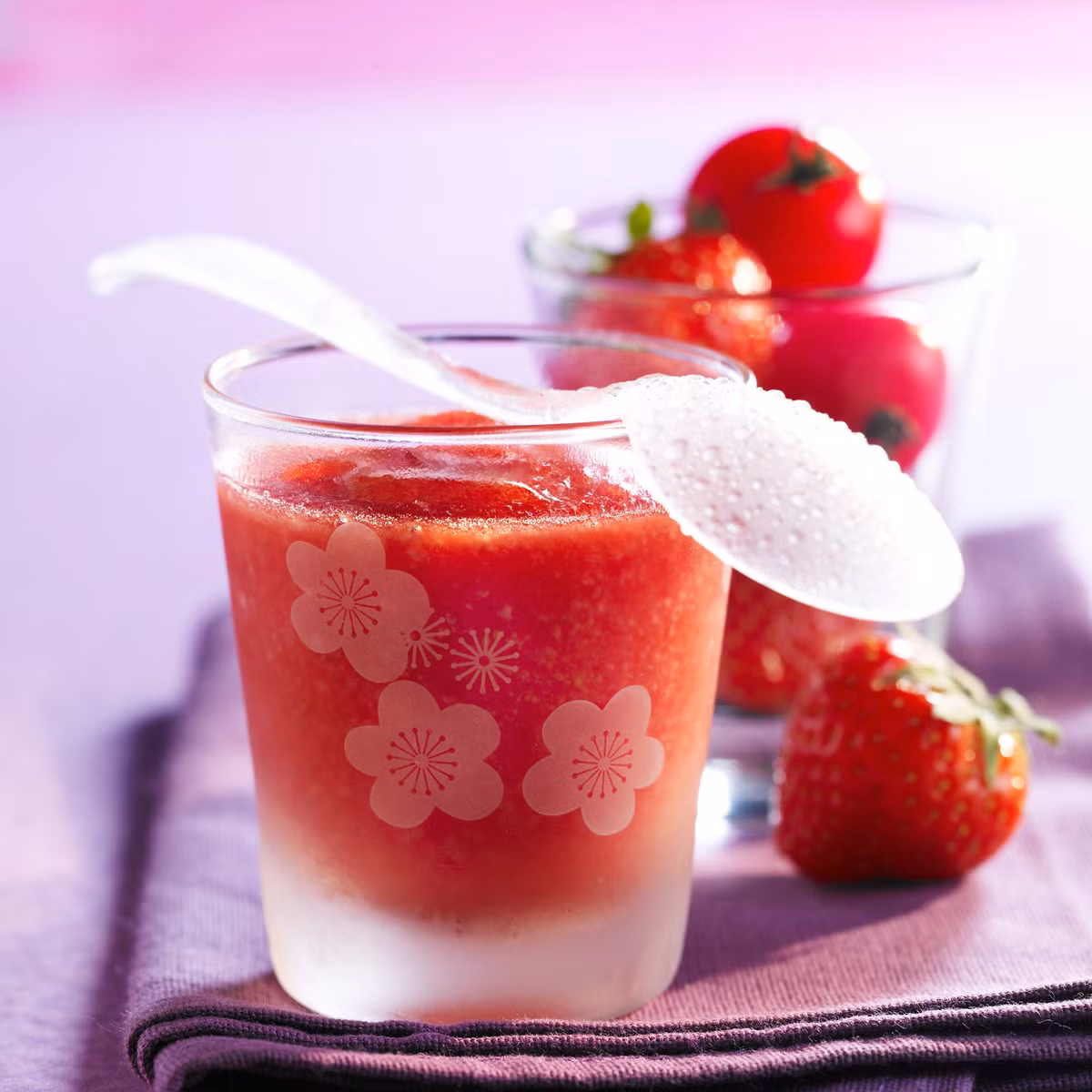 Ngăn ngừa sắc tố melamin, tàn nhang với nước ép dâu tây + cà chua. Dâu tây chứa vitamin C với tỷ lệ 80mg/100g, đứng đầu về hàm lượng vitamin C trong các loại trái cây. Loại sinh tố này giúp bạn phòng ngừa sự gia tăng sắc tố melanin, ngăn ngừa hình thành nám đen, tàn nhang. Cà chua chín bỏ vỏ, ép nước cùng dâu tây bỏ cuống, bạn có thể cho thêm kem hoặc đá vào để ly sinh tố thêm hấp dẫn.