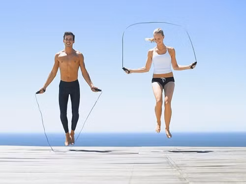 Nhảy dây. Nhảy dây cũng là một lựa chọn hoàn hảo giúp bạn nhanh chóng giảm mỡ bụng.