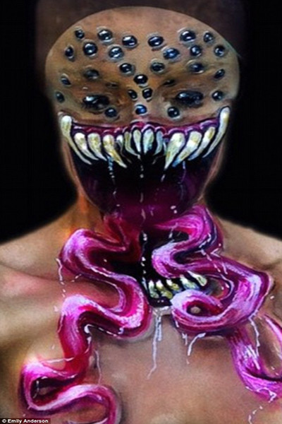 Ngoài mỹ phẩm, Emily còn sử dụng sơn đặc tính vô cùng chi tiết thể hiện rõ con quái vật hung ác ngoài hành tinh.