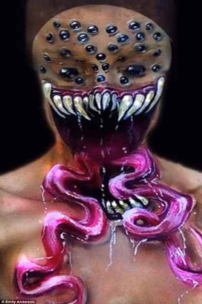 Ngoài mỹ phẩm, Emily còn sử dụng sơn đặc tính vô cùng chi tiết thể hiện rõ con quái vật hung ác ngoài hành tinh.