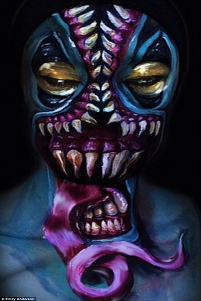 Ngoài đăng ảnh những khuôn hình vẽ đặc biệt. Emily còn chia sẻ những lời khuyên quý giá về việc áp dụng trang điểm và review về những sản phẩm mỹ phẩm đang dùng.