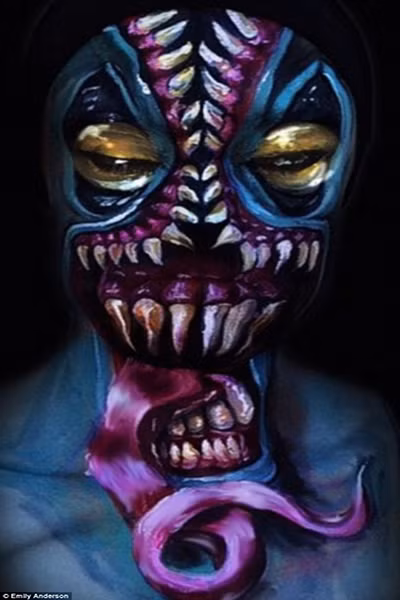 Ngoài đăng ảnh những khuôn hình vẽ đặc biệt. Emily còn chia sẻ những lời khuyên quý giá về việc áp dụng trang điểm và review về những sản phẩm mỹ phẩm đang dùng.