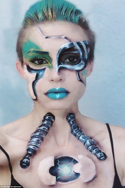 Emily tạo ra một tương lai android bằng cách vẽ khuôn mặt của cô và thêm chi tiết robot trên ngực.