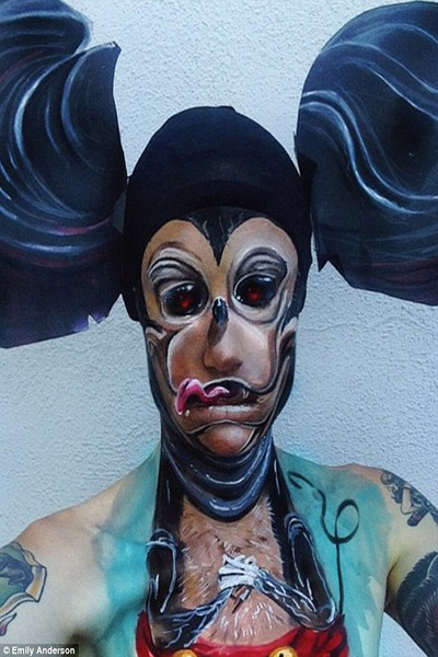 Emily cũng không hề e ngại những nhân vật phản diện của Disney, cô vẽ chân dung chi tiết của Donald Duck hung ác với đôi mắt sắc như dao cạo và những chú chuột Mickey đáng sợ, hao hao như quỷ.