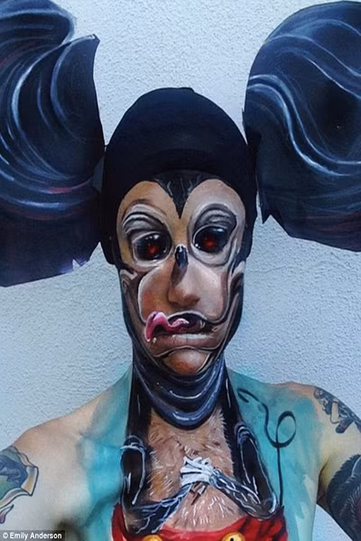 Emily cũng không hề e ngại những nhân vật phản diện của Disney, cô vẽ chân dung chi tiết của Donald Duck hung ác với đôi mắt sắc như dao cạo và những chú chuột Mickey đáng sợ, hao hao như quỷ.