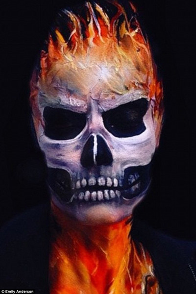 Emily tạo ra một cái nhìn cảm hứng của Ghost Rider sử dụng hoàn toàn bằng các dụng cụ trang điểm và các loại mỹ phẩm.