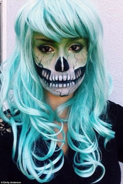 Phần lớn, nghệ sỹ trẻ này lấy cảm hứng từ những nhân vật thần thoại, có khi đó chính là mặt trái của một con người.