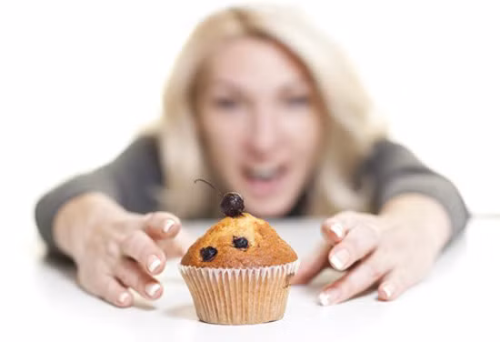 Cuối cùng, bạn nên biết chia thời gian khác nhau để tiêu thụ các loại đồ ngọt. Điều quan trọng trong trường hợp này là không cảm thấy tội lỗi. Bởi vì chính cảm giác ấy có thể khiến bạn phải bắt đầu lại chế độ dinh dưỡng “khắc nghiệt” cho mình. Và khi bạn lặp lại thì càng khó khăn hơn. Nhất là sẽ có những mối nguy hiểm đối với vóc dáng cũng như sức khỏe của bạn...