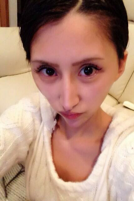 Ra mắt công chúng vào năm 2012, Nanase Rina được công chúng biết đến như một ngôi sao sáng. Cô sở hữu gương mặt tròn đáng yêu. Nhưng vẫn chưa hài lòng về ngoại hình của mình, Rina đã nhờ vào phẫu thuật thẩm mỹ với mong muốn có gương mặt hoàn hảo hơn. Tuy nhiên, nhìn gương mặt "nhọn đến kỳ dị" của cô, không ít người hâm mộ phải thất vọng, tiếc nuối.