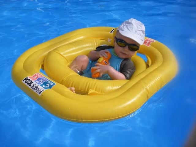 Một chi tiết đáng lưu ý là những chiếc phao vòng có chỗ ngồi được khuyến cáo là nguy hiểm đối với trẻ do rất dễ bị lật trong trường hợp gió to, sóng to. Tại Pháp, phao vòng có chỗ ngồi đã bị cấm bán từ năm 1998. Ảnh minh họa: servimg.com.