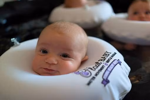 Trẻ dưới 2 tuổi. Mẹ có thể lựa chọn phao bơi cho bé kiểu dáng vòng cổ . Chiếc phao vòng cổ giúp cả người bé chìm dưới nước để tránh gió trong khi đầu được giữ khô ráo hoàn toàn.