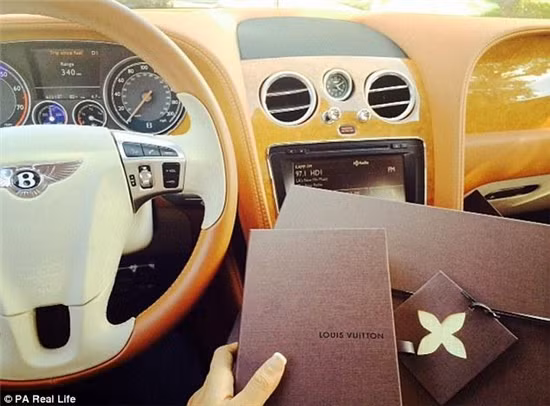 Cách Alex tìm các đại gia là hàng ngày chăm chỉ đăng những bức ảnh sexy trên Twitter và các tài khoản mạng xã hội khác. Ngoài các hình ảnh sexy trên các trang web mạng xã hội, Alex còn đăng tải những hoạt động vui chơi, những đồ dùng đắt đỏ do các “cha nuôi” cung cấp.