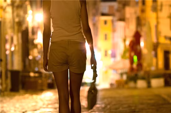 Trong 10 năm, Samantha có tới 10 tình nhân “Honey Daddy”, hàng tháng kiếm hơn 4.000 bảng Anh “thù lao”, được cung cấp căn hộ cao cấp, xe hơi và nhiều hàng hiệu sang trọng khác. Cuộc điều tra trên 6.750 sinh viên Anh cho thấy 50% sinh viên đồng ý với phương thức kiếm tiền thông qua tình dục. Ngoài ra, khoảng 20% các cô gái hoạt động trong các dịch vụ khiêu dâm, gồm múa thoát y, điện thoại chat, mại dâm là các học sinh.