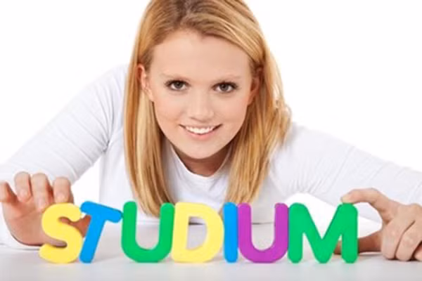 Một nghiên cứu mới cho thấy, các bà mẹ tuổi teen và phụ nữ trên 40 có nhiều khả năng sinh con tự kỷ. Cha mẹ chênh tuổi nhau cao cũng nhiều khả năng sinh con với tình trạng này.