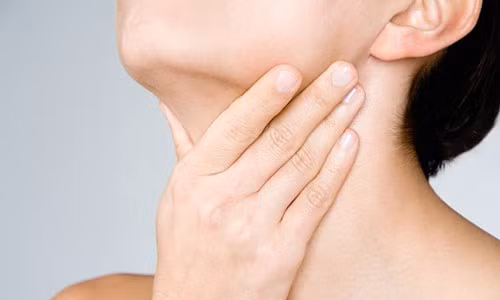 Ngoài những nguyên nhân khách quan trên thì một nguyên nhân mẹ bầu gặp vấn đề về tuyến giáp cũng có thể sinh con tự kỷ. Nếu trong tuần 8 -12 mẹ không bổ sung đủ chất thyroxin (chất tăng khả năng phản xạ) trong tuyến giáp thì nguy cơ này rất cao.