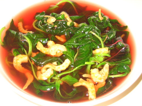 Nước sôi thì thả rau dền vào. Canh sôi lại khoảng 5-7 phút thì nêm gia vị cho vừa ăn rồi tắt bếp. Thêm hành lá, rau mùi lên trên cho thơm. Ảnh: photobucket