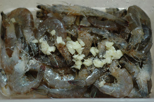 Tôm bỏ đầu, rút chỉ đen sống lưng, rửa sạch rồi ướp với gia vị, mắm, tiêu cho ngấm. Ảnh: tinmoi