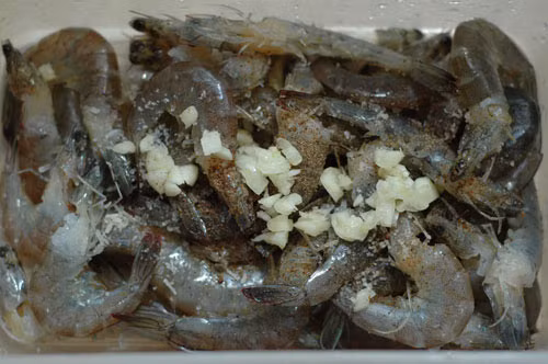 Tôm bỏ đầu, rút chỉ đen sống lưng, rửa sạch rồi ướp với gia vị, mắm, tiêu cho ngấm. Ảnh: tinmoi