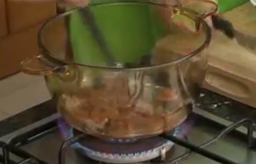 Bắc nồi lên bếp đun nóng dầu ăn và cho hành băm vào phi thơm. Kế đến cho tôm vào xào. Khi tôm chuyển màu thì cho vào một bát tô nước lọc. Ảnh: youtube