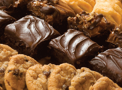 Hiện nay, trứng được sử dụng nhiều trong nhiều mặt hàng thực phẩm như bánh ngọt, bánh quy, thậm chí mì ống và pudding cũng có trứng. Cha mẹ nên thận trọng khi cho trẻ ăn những sản phẩm này bởi bé có thể bị dị ứng với những sản phẩm có nguồn gốc từ trứng gà.