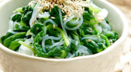 Miến trộn rau cải mang lại cho người ăn cảm giác nhẹ, mát, vị chua ngọt rất dễ chịu. Trong lúc tiết trời oi ả, ăn một bát miến với rau xanh giúp xua tan mọi mệt mỏi. Nguyên liệu để làm món miến trộn này khá đơn giản, bao gồm rau cải ngọt, miến, dấm, dầu vừng và vừng rang. Ảnh: media