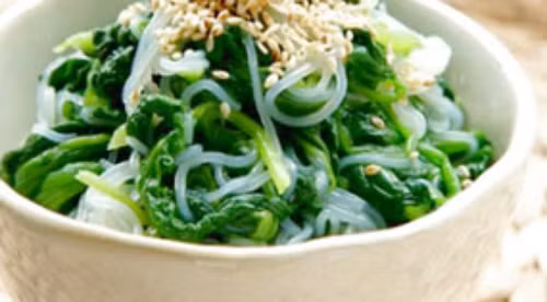 Miến trộn rau cải mang lại cho người ăn cảm giác nhẹ, mát, vị chua ngọt rất dễ chịu. Trong lúc tiết trời oi ả, ăn một bát miến với rau xanh giúp xua tan mọi mệt mỏi. Nguyên liệu để làm món miến trộn này khá đơn giản, bao gồm rau cải ngọt, miến, dấm, dầu vừng và vừng rang. Ảnh: media