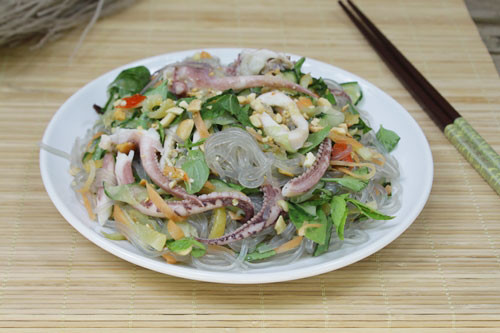 Miến trộn mực. Sợi miến dai được trộn cùng với mực chiên giòn, thơm lừng làm cho món ăn trở nên hấp dẫn. Bát miến trộn còn có thêm các loại rau như dưa leo, cà rốt, rau cải... Ngoài ra còn được gia giảm thêm trứng tráng xắt mỏng, giò, chả cá. Ảnh: chamuchalong