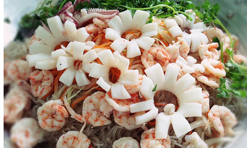 Tôm, mực được chần chín rồi vớt ra trộn với các loại rau ngâm như hành tây, cà rốt, dưa chuột... Nước sốt chua ngọt để rưới lên bát miến trộn được chế biến từ mắm, đường, ớt, tỏi, dấm. Trên cùng là các loại rau thơm, lạc rang giã dập. Ảnh: yeunoitro