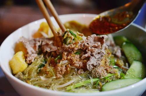 Miến trộn cua là một trong các loại miến trộn dễ làm. Gọi là miến trộn cua nhưng gia giảm trong bát miến trộn cua có thể có thêm cá, thịt bò, đậu phụ, chả cá… Miếng gạch cua chắc nịch, đậm ngọt là thành phần quan trọng nhất của bát miến trộn cua. Ảnh: websosanh