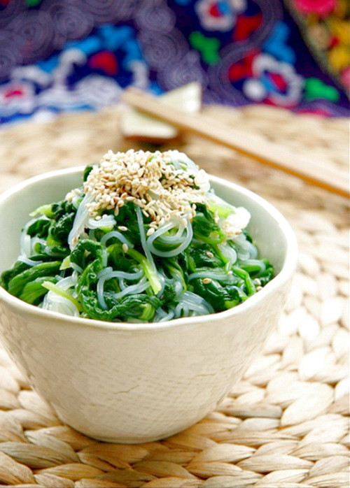 Rau cải trong bát miến được chần chín nhưng không bị nhũn và vẫn giữ được màu xanh mướt. Miến chần chín cho ra bát trộn đều cùng gia vị, dấm, đường, dầu vừng, ớt. Sau cùng cho rau cải vào rồi rắc vừng rang lên trên. Ảnh: biquyetgiamcan.