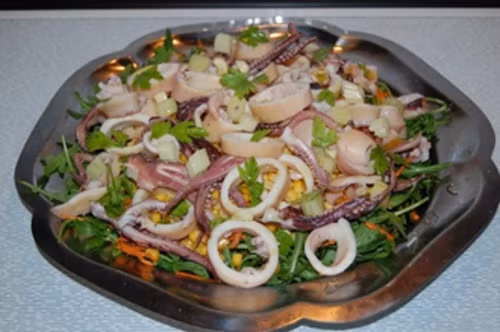 Điểm đặc biệt là nước trộn miến không phải làm từ xì dầu mà chua ngọt rõ vị mắm. Mực được chiên giòn nên bát miến không tanh mà vẫn đậm đà vị biển. Ảnh: chamucnhatrang