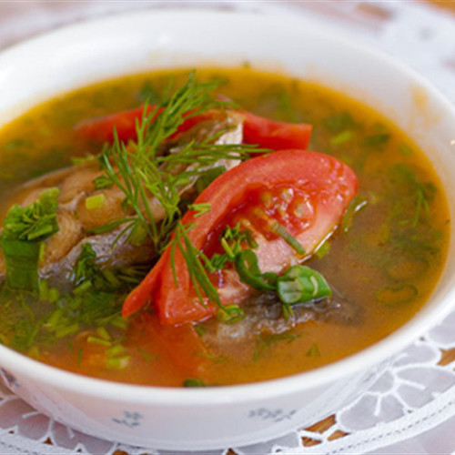 Phi thơm hành rồi cho cà chua vào xào mềm. Đổ nước vào, đun sôi và nêm nếm gia vị cho vừa. Nước sôi cho cá vào đun trong khoảng 10 phút để cá ngấm nước. Nếu thích ăn chua nhiều có thể dùng thêm me, sấu, giấm…Nêm gia vị vừa miệng rồi cho hành lá, thì là thái nhỏ vào và tắt bếp. Ảnh: cooky