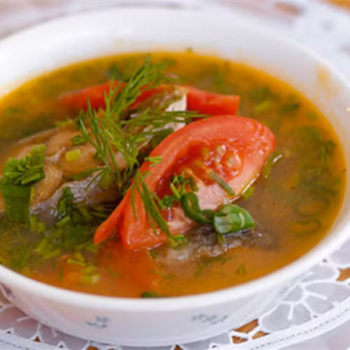 Phi thơm hành rồi cho cà chua vào xào mềm. Đổ nước vào, đun sôi và nêm nếm gia vị cho vừa. Nước sôi cho cá vào đun trong khoảng 10 phút để cá ngấm nước. Nếu thích ăn chua nhiều có thể dùng thêm me, sấu, giấm…Nêm gia vị vừa miệng rồi cho hành lá, thì là thái nhỏ vào và tắt bếp. Ảnh: cooky