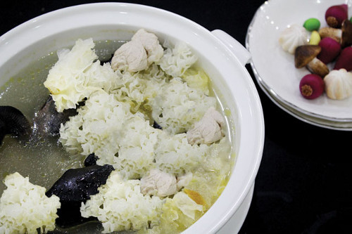 Gà ác hầm nấm tuyết. Gà ác có tác dụng tăng cường sức đề kháng, chống mệt mỏi. Món gà ác hầm nấm tuyết có giá trị dinh dưỡng cao giúp bồi bổ sức khỏe, giải độc cơ thể. Nấm tuyết ngâm nở, cắt bỏ phần đuôi nấm. Gà mổ bụng, làm sạch và chần qua nước sôi. Ảnh: phunuonline