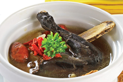 Đun sôi nước, cho gà, nấm tuyết, gừng, rượu trắng, muối, đường, hạt nêm vào ninh với lửa vừa trong 5 phút. Sau đó cho tất cả vào nồi hấp. Chú ý trong quá trình hấp, nếu nước cạn thì chế thêm. Khoảng 2 giờ các nguyên liệu chín mềm là được. Ảnh: xemtivi