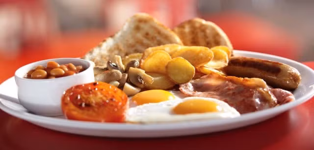 Ngược lại, bữa tối không nên ăn quá nhiều chất khó tiêu hóa như nhiều dầu mỡ bột đường, nó có thể gây khó tiêu và đầy bụng khiến cho bạn thức khuya rất khó chịu. Bạn chỉ nên ăn nhẹ nhàng vào bữa tối và bổ sung thêm năng lượng giàu chất đạm vào tối muộn.