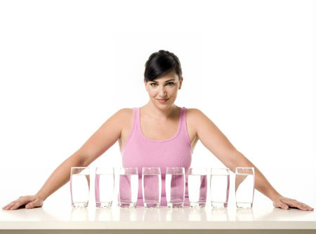 Cung cấp nước đầy đủ cho cơ thể. Làm việc hay thức khuya sẽ khiến cơ thể bạn mất nước nhanh chóng, đây là một trong những nguyên nhân chính khiến cho sức khỏe của bạn suy sụp. Hãy đảm bảo một ngày uống đủ 6-8 cốc nước (200ml).