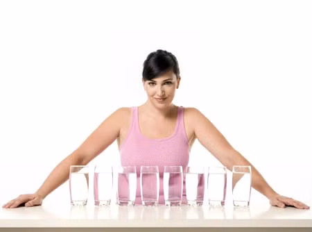 Cung cấp nước đầy đủ cho cơ thể. Làm việc hay thức khuya sẽ khiến cơ thể bạn mất nước nhanh chóng, đây là một trong những nguyên nhân chính khiến cho sức khỏe của bạn suy sụp. Hãy đảm bảo một ngày uống đủ 6-8 cốc nước (200ml).